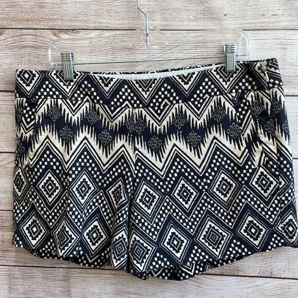 J CREW SHORTS IN BLACK AND CREAM BATIK PRINT - Picture 2 of 4